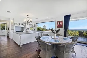 Luxury & plush lifestyle 5 Bedroom house in Mt Eliza - Image 2