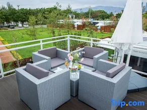 Lakeside Holiday Camp Homestay - Image 3