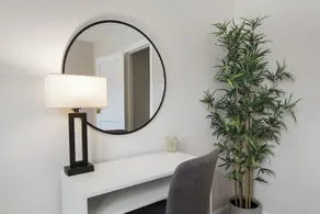 1-bedroom Luxe Oasis in the heart of Hyde Park, Perfect for healthcare workers! - Image 3