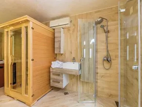 Six Bedroom Holiday Home in Stinica - Image 3
