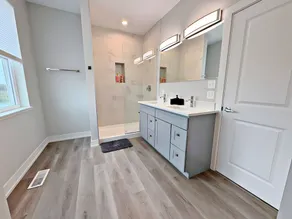 Modern 4BR with Parking - WV rep 4 - Image 5