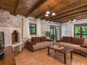 Spacious Villa In Tinjan With Pool - Image 2