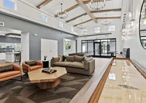 Glamorous 2B2BA with patio views and gym - Image 5