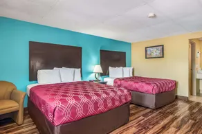 Econo Lodge Bradford - Image 4