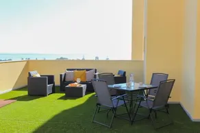 One Bedroom Apartment with Stunning River Views and Private Rooftop! - Image 4