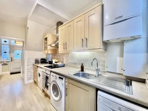 Stylish 3-bed House in Hornchurch - Free Parking - Image 4