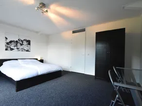 Beautiful Holiday Home With Attractive Interior and Large Sunny Garden - Image 2