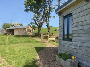 Impeccable Shepherds hut Sleeping up to 4 Guests - Image 5