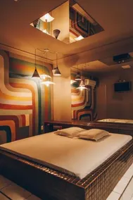 Champagne Motel - Image 2
