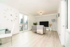Impeccable 2-bed Apartment Close to City Centre - Image 3