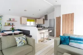 Spacious Homely Lakeside Lodge close to the Beaches - Image 2