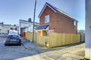 Modern 2BR House & Private Parking & Kid-friendly - Image 4