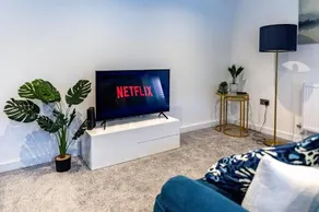Stylish & Contemporary 2-Bed Townhouse - Parking - Wi-Fi - Netflix - Image 3
