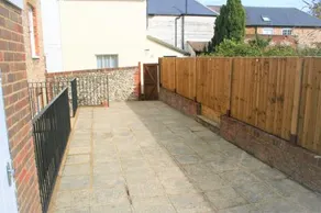 City Centre Townhouse apartment with secluded shared Terrace - Image 5