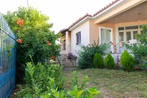 Villa with private garden - Image 2
