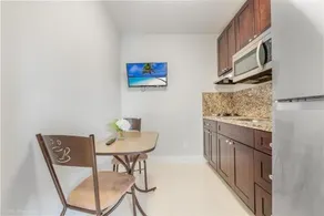 Peaceful Rental Retreat in Miami Jacuzzi BBQ L25 - Image 4