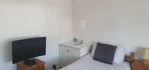 Private Rooms Just 19 Minutes From Central London - Image 5