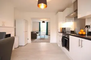City Centre Townhouse apartment with secluded shared Terrace - Image 2