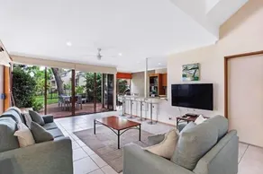 Spacious townhouse complete with floating mooring - Image 2