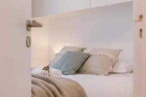 Modern apartment with sea view and parking - Image 5