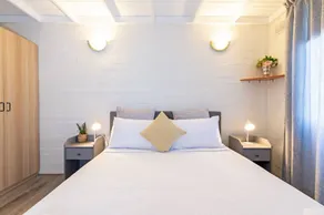 Glenelg Getaway 2BR parking and free wine - Image 2