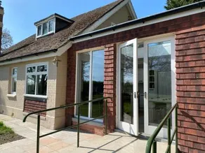 Spacious 4 bed family cottage in parkland setting - Image 5