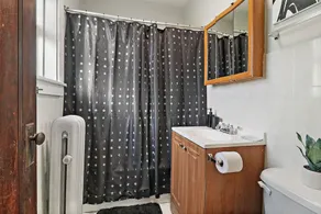 1BR Airy Apt- Barry 2 - Image 4