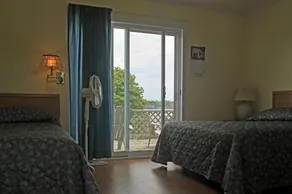 Topmast Motel - Image 5