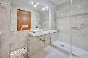 Sercotel Suites Mirasierra Hotel - Image 4
