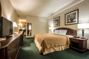 Econo Lodge - Image 3