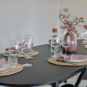 Stylishly refurbished family apartment with stunning sea view - Image 2
