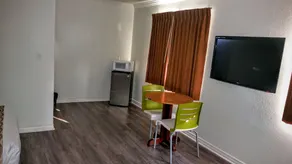 Glen Capri Inn & Suites - Image 3