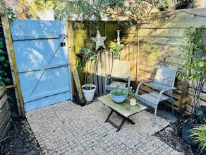 Beautiful Cosy Garden Cabin, 5min Walk to Beach - Image 3