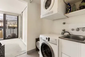 Poolside Apartment Opposite Redfern Park - Image 5