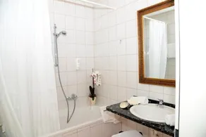 Double room, shower, toilet, facing the garden - Image 5