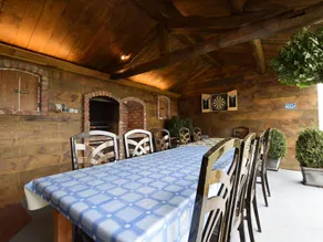 Lovely spot with plenty of outdoor space - Image 4