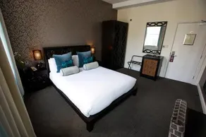 Cinnabar Café Hotel - Image 3