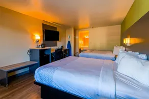 Regency Inn & Suites - Image 4