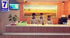 7 Days Inn Guomao Business Center - Image 2