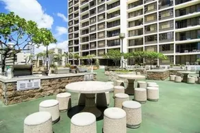 Deluxe 12th Floor Garden View Condo at Waikiki Banyan - Image 2