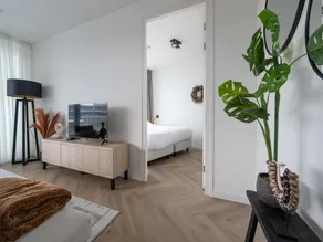 Spacious waterfront apartment - Image 3