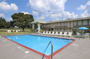 Days Inn by Wyndham Forrest City - Image 4