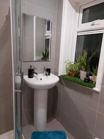 Remarkable 3-bed House in Leeds - Image 5