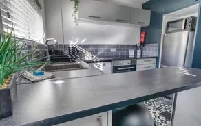 DerBnB #2 Limes, Modern 1 Bedroom Apartment, Free Parking, WI-FI & Netflix Near Royal Derby Hospital - Image 4