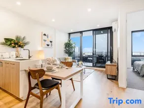 Stylish 1BR Apt in Ivanhoe with Free Parking - Image 3