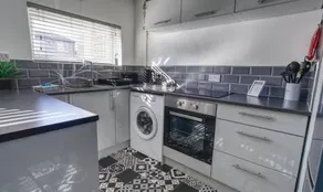 DerBnB #2 Limes, Modern 1 Bedroom Apartment, Free Parking, WI-FI & Netflix Near Royal Derby Hospital - Image 2