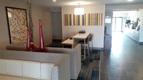 Holiday Inn Express Hotel & Suites Muncie - Image 2