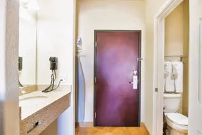 OYO Townhouse Clute Lake Jackson - Image 5