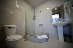 Green Hotel - Image 2