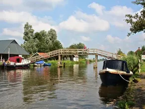Home With Vinyls, Bikes and Waterways - Image 3